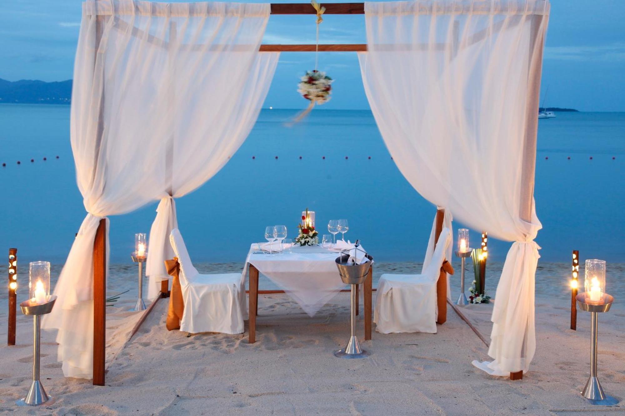 منتجع هانسار ساموي بوفوت المظهر الخارجي الصورة A beachside dinner at the resort